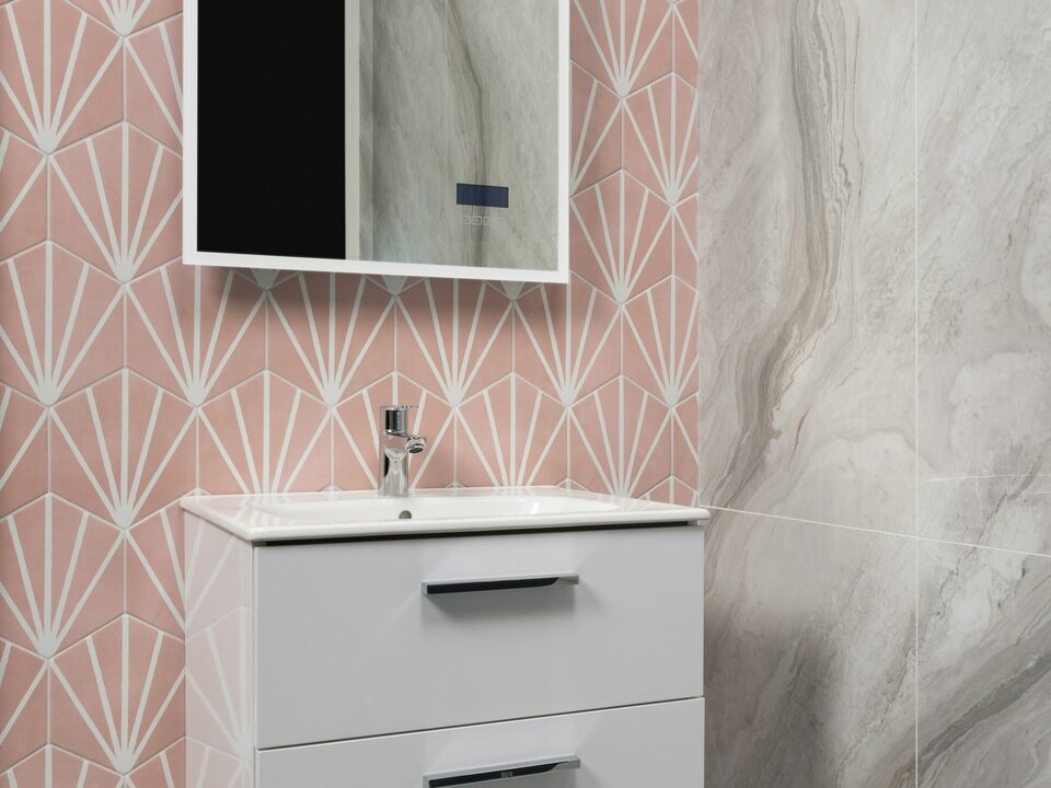 Modern tiled bathroom used as decorative remodeling inspiration